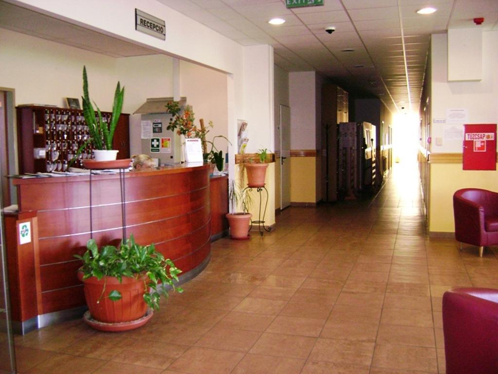 Karoly Robert Diakhotel Дьёндьёш Экстерьер фото