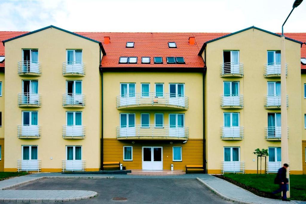 Karoly Robert Diakhotel Дьёндьёш Экстерьер фото